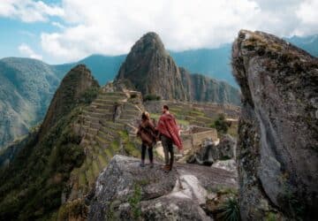 Casal de turistas em Machu Picchu com seguro viagem América do Sul