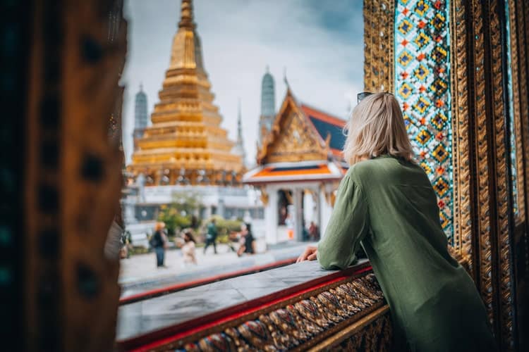Mulher viajante olhando paisagem em Bangkok