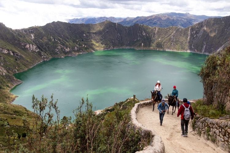 Turistas ao lado do Lago Quilotoa, no Equador