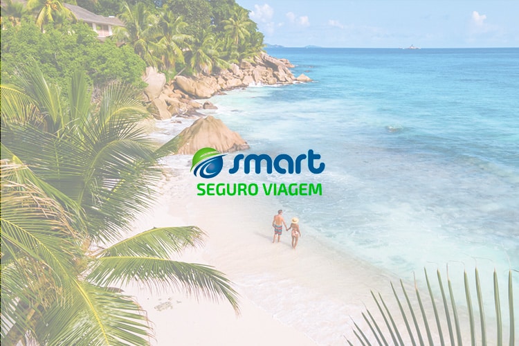 Turistas passeiam por praia paradisíaca. Em primeiro plano logo do Smart Seguro Viagem.