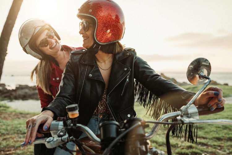 Mulheres viajando de moto