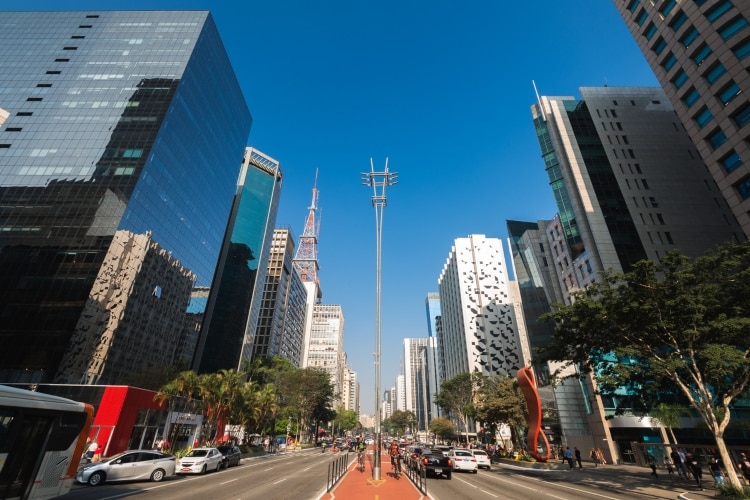 Avenida Paulista, ponto turístico na cidade de São Paulo, destino que recebe estrangeiros