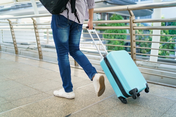 Turista com bagagem se preparando para viajar