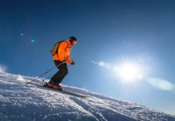 Homem esquiando nos alpes em um dia de sol