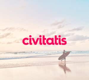 Surfista andando em praia com logo da Civitatis.