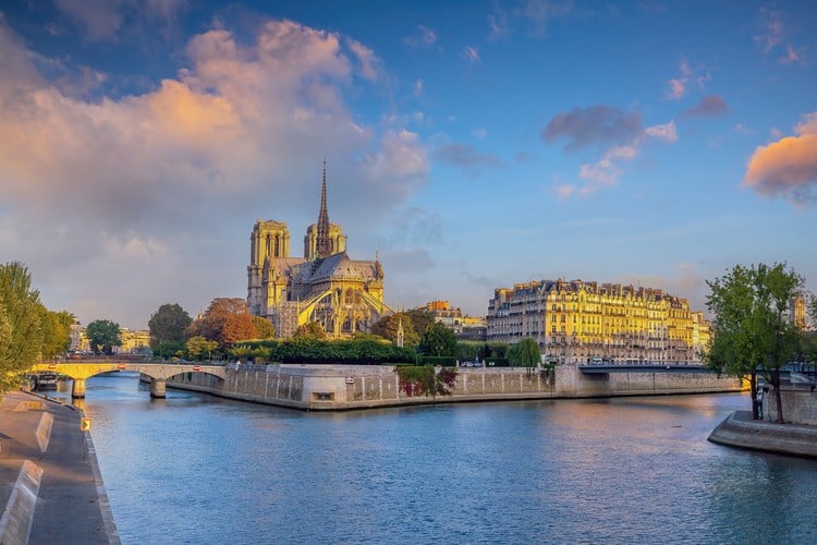 Visão panorâmica da Catedral de Notre Dame de Paris