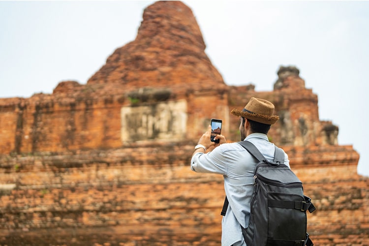 Homem fotografa templo na Tailândia