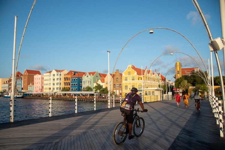 Homem pedalando pelo centro histórico de Curaçao