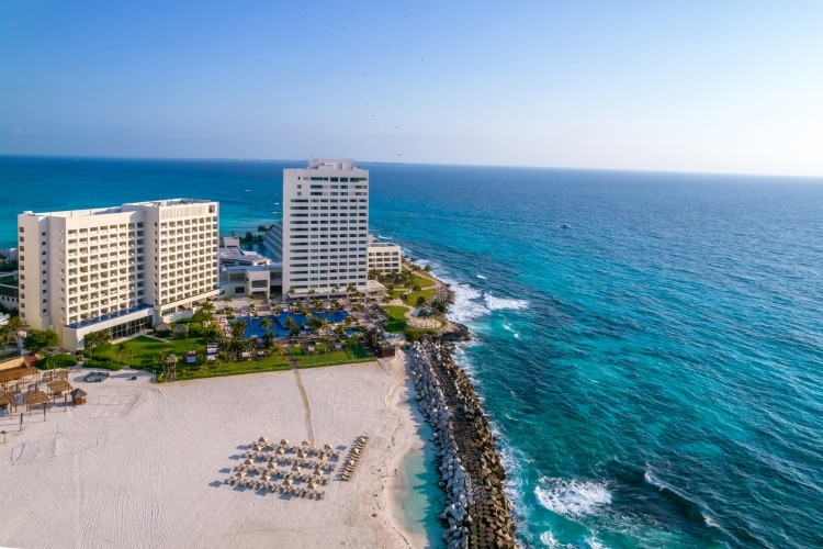 Vista da costa de Cancun e sua zona hoteleira