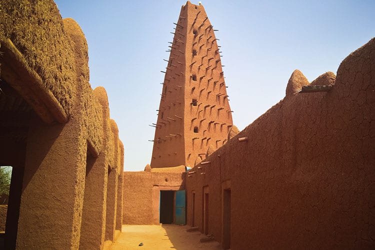 Para conhecer a Mesquita de Agadez, é essencial viajar com seguro viagem Níger