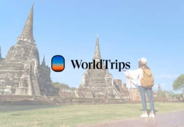 Mulher observa templos na Tailândia. Em primeiro plano logo da WorldTrips seguro viagem