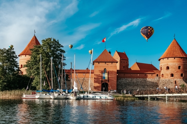 Castelo de Trakai cercado por lago, na Lituânia