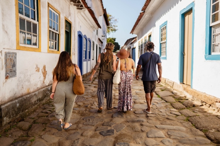 Grupo de amigos em uma cidade histórica no Brasil.