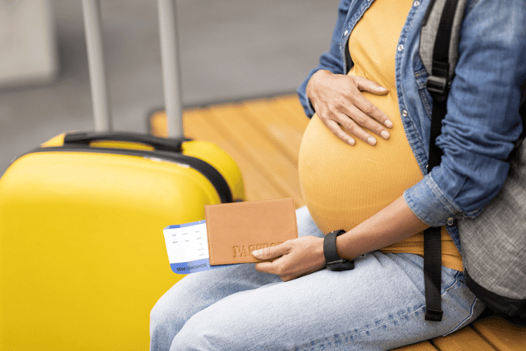 Mulher grávida viaja de avião