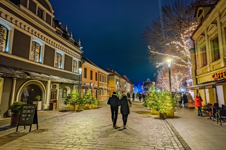 Cidade de Kaunas com decorações de Natal, na Lituânia