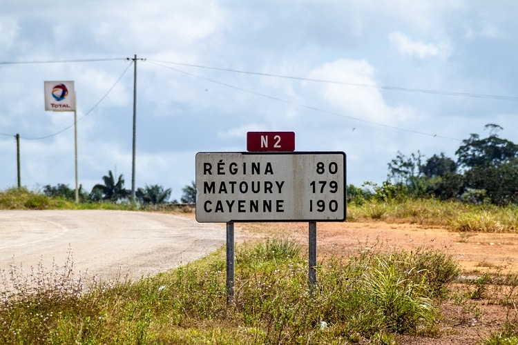 Placa em cidade da Guiana Francesa, indicando três outras cidades à frente.