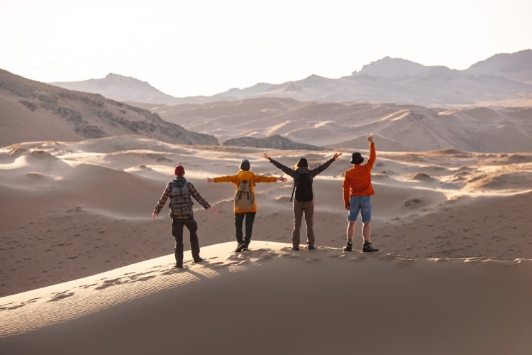 Viajantes curtindo uma viagem pelo deserto