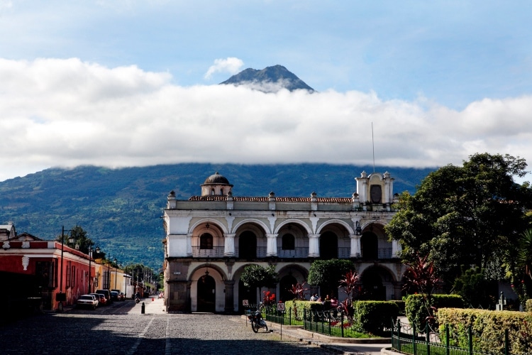 Paisagem da Guatemala, com vulcão ao fundo 
