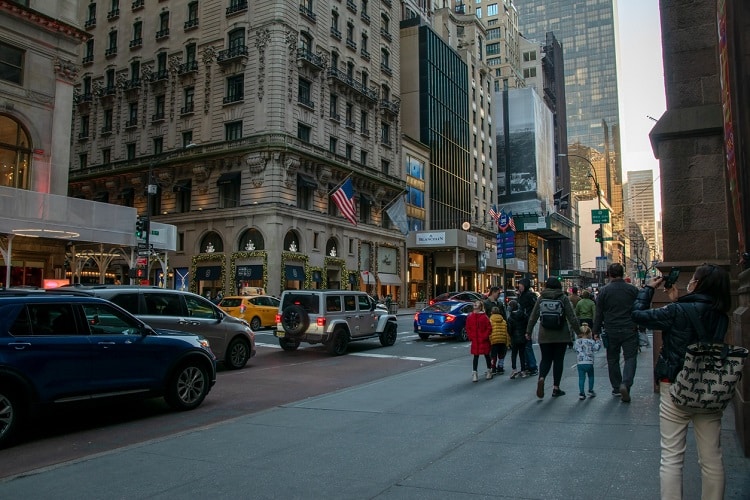 Rua movimentada em Nova Iorque, nos Estados Unidos.