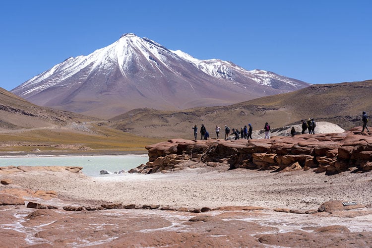 Turistas que contrataram o melhor seguro viagem América do Sul passeando no Atacama