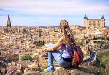 Mulher admirando a cidade de Toledo