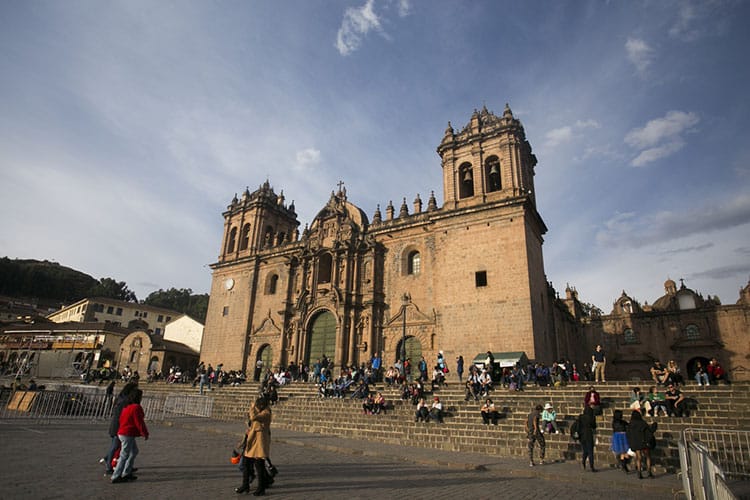 Turistas que contrataram o melhor seguro viagem América do Sul na Catedral del Cusco