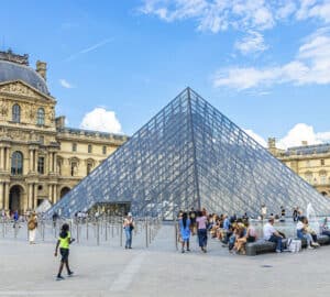 Se deseja conhecer o Museu do Louvre, o seguro viagem França é fundamental.