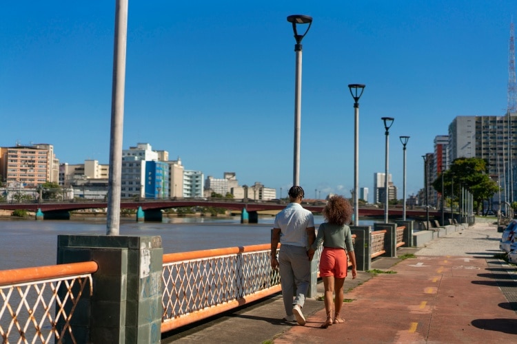 Casal de turistas caminhando pelas pontes de Recife