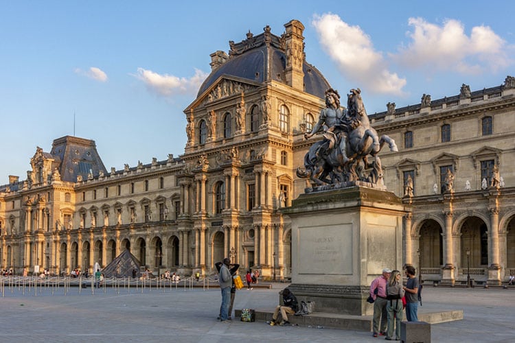 Pátio do palácio do Louvre, Paris