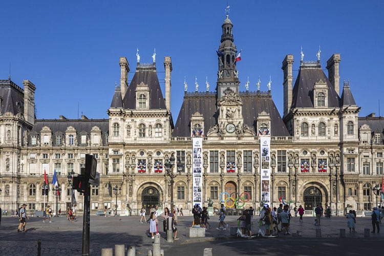 Turistas passeando em Paris com proteção do seguro viagem França.