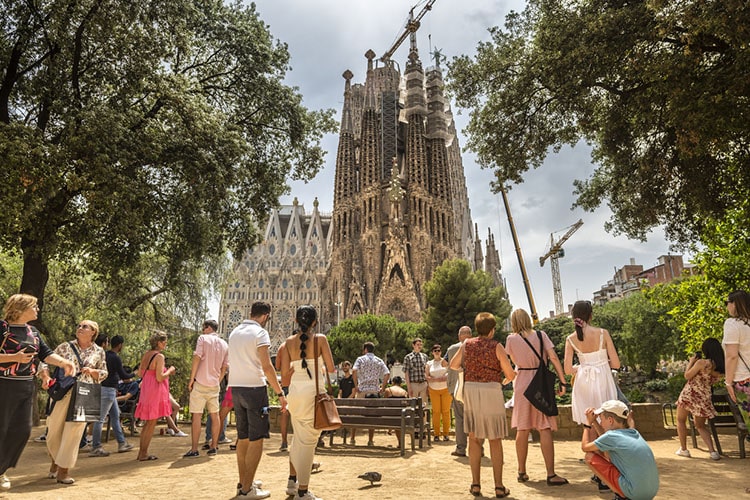 Turistas que contrataram o melhor seguro viagem próximos à Sagrada Família