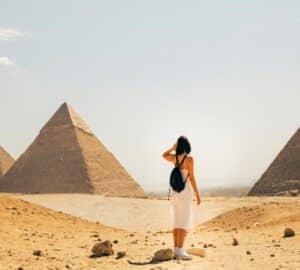 Turista observando pirâmides no Egito