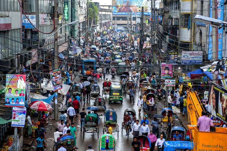 Pedestres na cidade de Bangladesh.