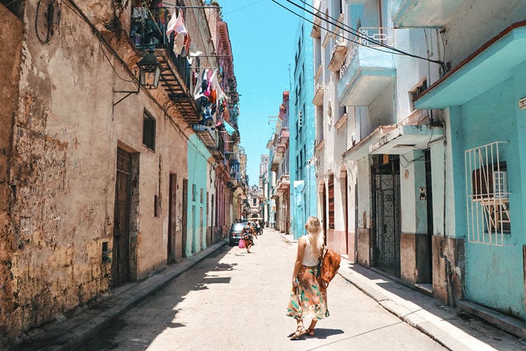 Turista na Havana Vieja com o melhor seguro viagem América Central
