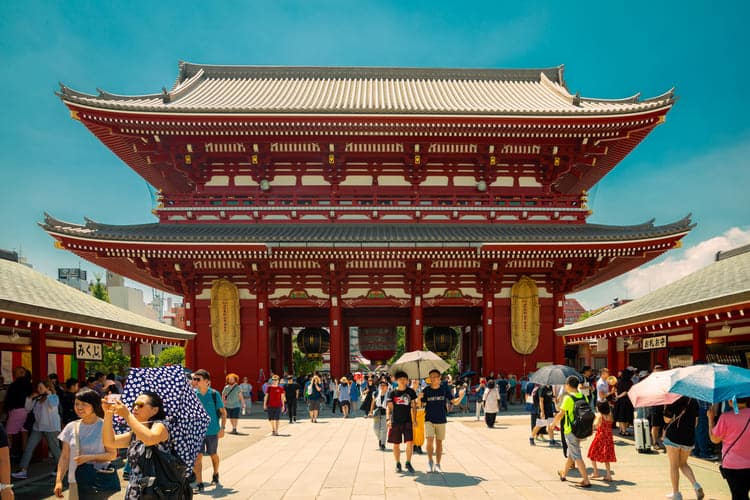 Turistas conhecendo Tóquio com o melhor seguro viagem Ásia