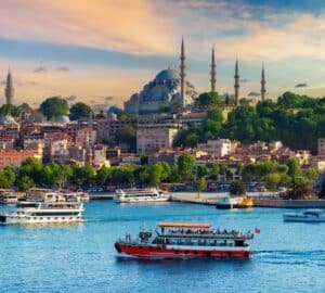 Barco turístico em Istambul, na Turquia.