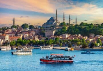 Barco turístico em Istambul, na Turquia.