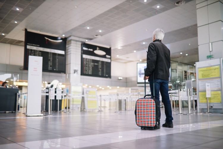 Homem idoso em aeroporto internacional