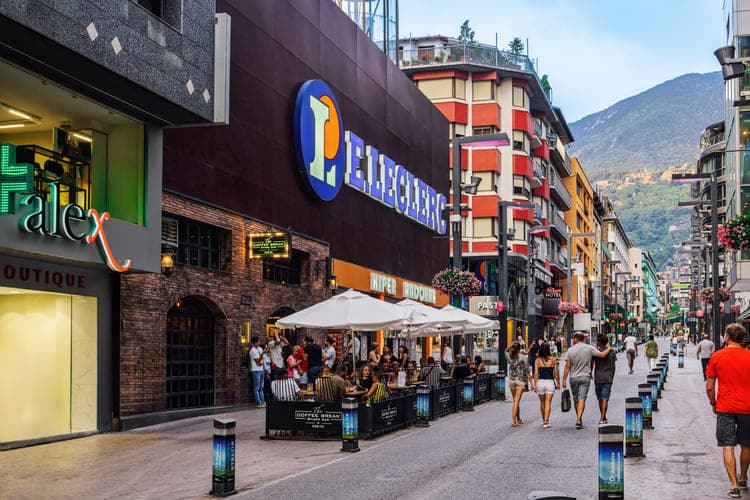 Rua de compras e restaurantes de Andorra.