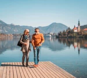 Casal em passeio no lago Bled, na Eslovênia
