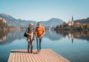 Casal em passeio no lago Bled, na Eslovênia