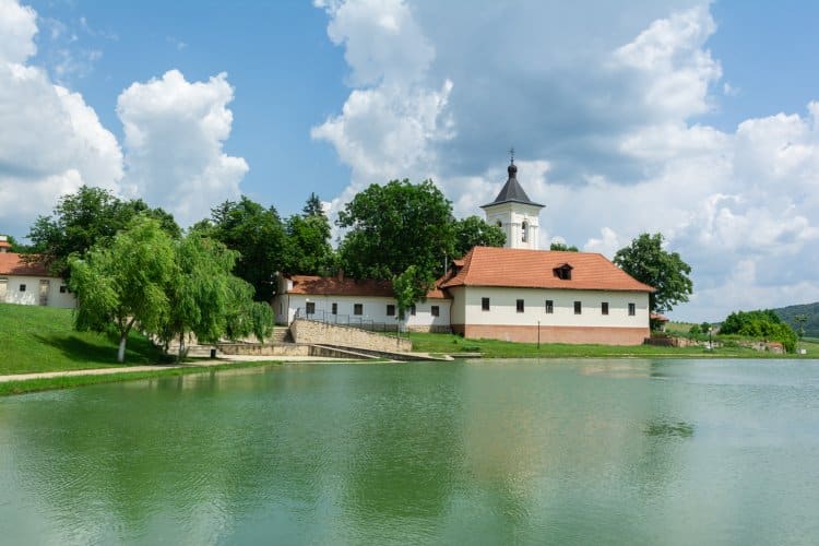 Lago ao redor de Mosteiro na Moldávia