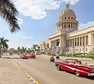 Carros coloridos, no centro de Havana, Cuba.