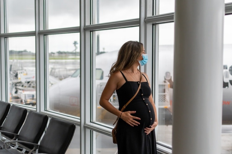 Mulher grávida no aeroporto