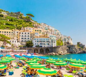 Banhistas com seguro viagem Itália curtindo a Costa Amalfitana.