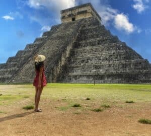 Mulher visita Chichén Itzá e conta com proteção do seguro viagem México.