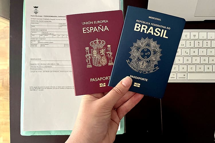 Viajar com dois passaportes não exclui o seguro viagem.