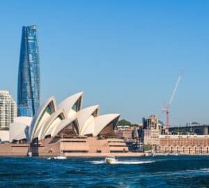 Ópera de Sydney, na Austrália, vista da balsa em um dia ensolarado.