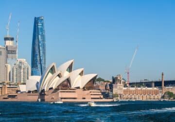 Ópera de Sydney, na Austrália, vista da balsa em um dia ensolarado.