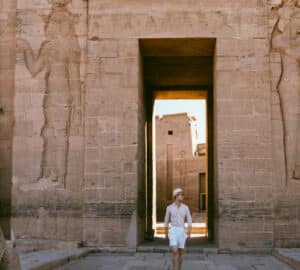 Jovem com seguro viagem Egito no Templo de Philae.